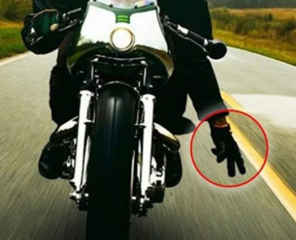 Warum Motorradfahrer dieses seltsame Zeichen machen, wenn sie einander begegnen
