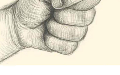 Was bedeutet diese Geste, bei der der Daumen zwischen den Fingern eingeklemmt ist?    Wir alle kennen es: eine geballte Faust, bei der der Daumen zwischen Zeige- und Mittelfinger eingeklemmt ist. Eine kleine, fast kindliche Geste … und doch voller überraschender Symbolik. Heute etwas in Vergessenheit geraten, hat diese Geste Epochen, Regionen und sogar Familien überdauert. Manchmal bedeutete sie „Nein“, manchmal „Pass auf dich auf“, manchmal „Nur ein Scherz“. Wie kann ein einfacher, angewinkelter Daumen so viele Geschichten erzählen? Das werden wir gemeinsam herausfinden.  Ein höfliches, aber bestimmtes „Nein“ aus einer anderen Zeit. Vor einigen Generationen wurde das Feigenzeichen hauptsächlich verwendet, um Ablehnung auszudrücken, ohne dabei abrupt zu wirken. Es war eine Art zu sagen: „Von mir bekommst du nichts“, ohne Spannungen zu erzeugen.  In vielen französischen Dörfern des 19. Jahrhunderts wurde diese Geste diskret eingesetzt, um eine Bitte abzulehnen, Druck zu mindern oder Unmut auszudrücken, ohne die Stimme zu erheben. Man denke nur an einen allzu neugierigen Nachbarn oder einen aufdringlichen Verkäufer: Eine einfache Geste hinter dem Fenster genügte, um alles zu sagen. Kein Ausbruch, kein Konflikt … nur eine subtile, ironische Geste.  Die Fortsetzung finden Sie auf der nächsten Seite.