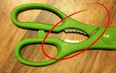 Wozu dient dieser seltsame gezahnte Teil an Küchenscheren? (Sie ignorieren ein geniales Werkzeug.)