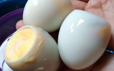 Ärzte erklären, warum der Verzehr  von Eiern am Morgen einen spürbaren Unterschied machen kann. Kurs für achtsames Essen.   Viele Menschen frühstücken entweder hastig oder lassen das Frühstück ganz aus. Eine Scheibe Toast im Eiltempo, ein süßes Gebäck im Vorbeigehen oder gar nichts, bis der Hunger unerträglich wird.  Mehr erfahren  Gesunde Kochboxen Milchprodukte & Eier Frühstücks-Smoothie-Rezepte Dennoch verweisen Ärzte und Ernährungsexperten weiterhin auf ein einfaches, bekanntes Lebensmittel  , das auf unauffällige Weise das Wohlbefinden und die Körperfunktionen im Laufe des Tages verbessern kann.   Eier.  Eier am Morgen zu essen   mag gewöhnlich, ja sogar altmodisch klingen, doch Erfahrung und moderne Ernährungswissenschaft legen nahe, dass es Energie, Sättigung und allgemeines Wohlbefinden schneller beeinflussen kann, als die meisten Menschen erwarten. Für Erwachsene über 60 können diese Effekte besonders spürbar sein.   Eiersatzprodukte Hier geht es nicht darum, eine strenge Diät einzuhalten oder drastische Veränderungen vorzunehmen. Es geht darum, ein Frühstück zu wählen, das mit Ihrem Körper harmoniert, anstatt ihm zu schaden.  Warum die Wahl des Frühstücks mit zunehmendem Alter wichtiger wird: Die erste Mahlzeit des Tages hilft dabei, den Körperrhythmus einzustellen.  Mehr erfahren  Desserts  Zucker  Blitz    Nahrungsmittel mit hohem Anteil an raffiniertem Zucker oder verarbeiteter Stärke lassen den Blutzuckerspiegel oft schnell ansteigen und genauso schnell wieder abfallen. Das kann dazu führen, dass man sich innerhalb kurzer Zeit müde, unkonzentriert oder wieder hungrig fühlt.  Eier verhalten sich anders.  Sie werden langsam verdaut und liefern gleichmäßige Nährstoffe, wodurch der Körper im Gleichgewicht bleibt und nicht zwischen Extremen schwankt. Viele Menschen berichten, dass sie sich nach dem Verzehr von Eiern zum Frühstück länger angenehm satt fühlen und weniger Heißhungerattacken am Vormittag verspüren.  Leitfaden für die Morgenroutine Mit zunehmendem Alter wird es wichtiger, einen gleichmäßigen Energiehaushalt aufrechtzuerhalten. Die Erholung von Blutzuckerschwankungen kann länger dauern, und Müdigkeit kann sich stärker anfühlen als früher. Ein stabiles Frühstück kann den gesamten Vormittag erleichtern.  Fortsetzung auf der nächsten Seite