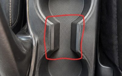 **Das geheime Auto-Feature, das fast niemand kennt!** 🚗🛒💡 Hast du dich auch schon mal gefragt, was dieser seltsame kleine Spalt zwischen den Getränkehaltern im Auto soll? 🤔 Nein, das ist kein Konstruktionsfehler und auch kein Platz für Kaugummis! Es ist ein genialer, versteckter Halter für deine Einkaufstüten oder den Riemen deiner Handtasche! 🛍️ Schiebe einfach die Henkel durch den Schlitz – so bleibt die Tüte während der Fahrt bombenfest aufrecht stehen, nichts kippt um und die Einkäufe rollen nicht mehr unter den Sitz. Genial einfach, aber kaum ein Autofahrer weiß davon! 🤯 Team “Handtasche im Fußraum” hat damit offiziell ausgedient! 🙌 👇 Die ganze Geschichte und wie du es perfekt nutzt, liest du im ersten Kommentar!