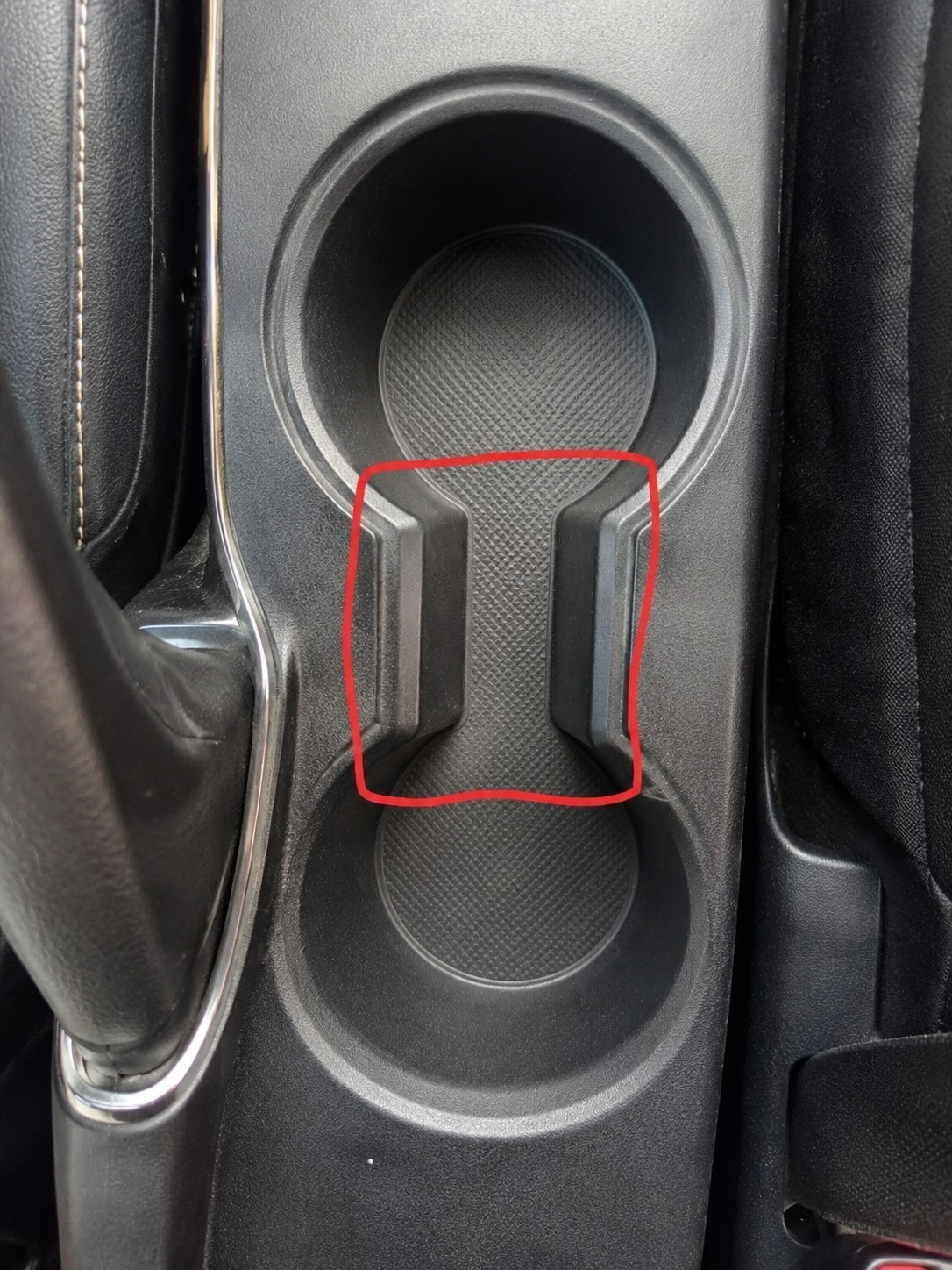 **Das geheime Auto-Feature, das fast niemand kennt!** 🚗🛒💡 Hast du dich auch schon mal gefragt, was dieser seltsame kleine Spalt zwischen den Getränkehaltern im Auto soll? 🤔 Nein, das ist kein Konstruktionsfehler und auch kein Platz für Kaugummis! Es ist ein genialer, versteckter Halter für deine Einkaufstüten oder den Riemen deiner Handtasche! 🛍️ Schiebe einfach die Henkel durch den Schlitz – so bleibt die Tüte während der Fahrt bombenfest aufrecht stehen, nichts kippt um und die Einkäufe rollen nicht mehr unter den Sitz. Genial einfach, aber kaum ein Autofahrer weiß davon! 🤯 Team “Handtasche im Fußraum” hat damit offiziell ausgedient! 🙌 👇 Die ganze Geschichte und wie du es perfekt nutzt, liest du im ersten Kommentar!